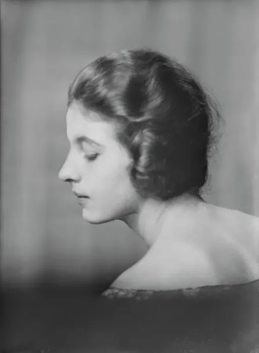 Framed Print : Isadora Duncan dancer, portrait photograph, between 1915 and 1923. Creator: Arnold Genthe Framed Print : Isadora Duncan dancer, portrait photograph, between 1915 and 1923. Creator: Arnold Genthe