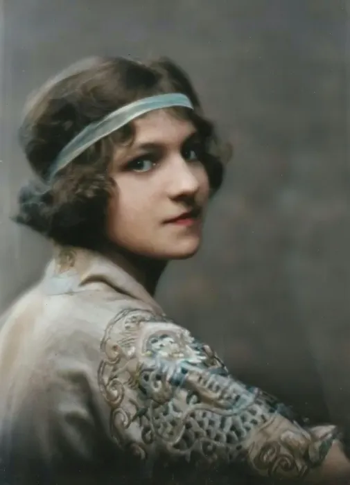 Framed Print : Isadora Duncan dancer, portrait photograph, between 1915 and 1923. Creator: Arnold Genthe Framed Print : Isadora Duncan dancer, portrait photograph, between 1915 and 1923. Creator: Arnold Genthe