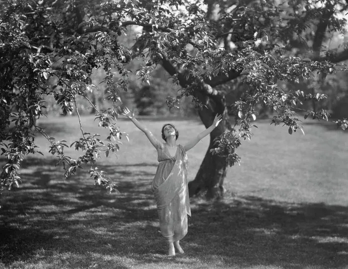 Framed Print : Isadora Duncan dancers, between 1915 and 1923. Creator: Arnold Genthe Framed Print : Isadora Duncan dancers, between 1915 and 1923. Creator: Arnold Genthe