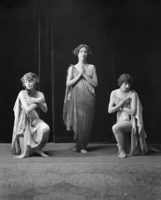 Framed Print : Isadora Duncan dancers, between 1915 and 1923. Creator: Arnold Genthe Framed Print : Isadora Duncan dancers, between 1915 and 1923. Creator: Arnold Genthe