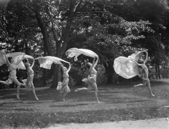 Framed Print : Isadora Duncan dancers, between 1915 and 1923. Creator: Arnold Genthe