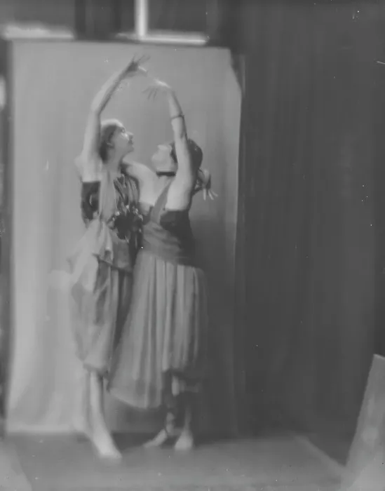 Framed Print : Isadora Duncan dancers, between 1915 and 1923. Creator: Arnold Genthe Framed Print : Isadora Duncan dancers, between 1915 and 1923. Creator: Arnold Genthe