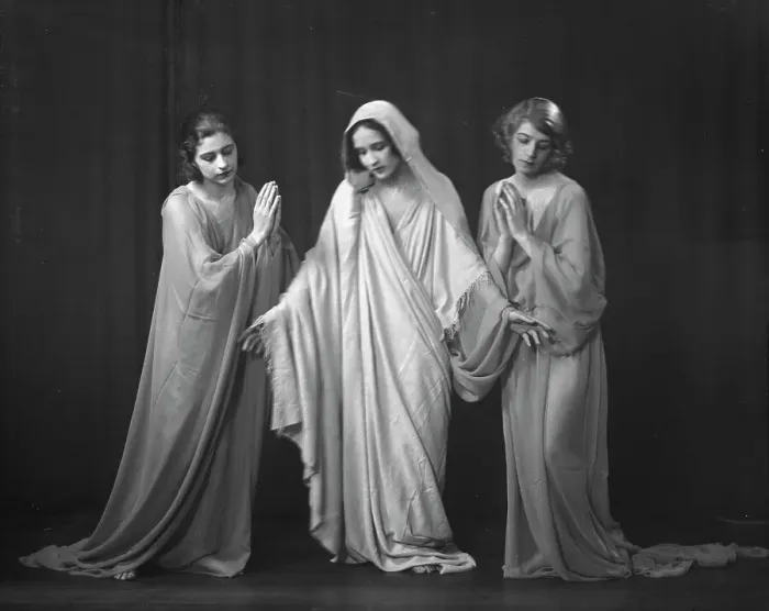 Framed Print : Isadora Duncan dancers, between 1915 and 1923. Creator: Arnold Genthe Framed Print : Isadora Duncan dancers, between 1915 and 1923. Creator: Arnold Genthe