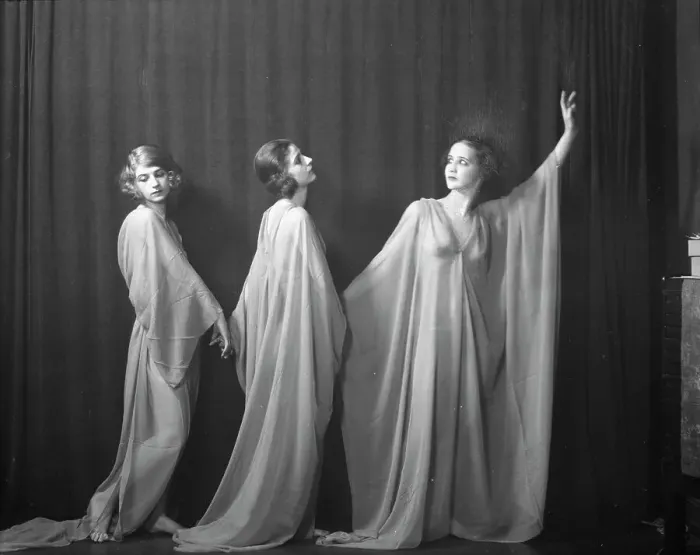 Framed Print : Isadora Duncan dancers, between 1915 and 1923. Creator: Arnold Genthe Framed Print : Isadora Duncan dancers, between 1915 and 1923. Creator: Arnold Genthe