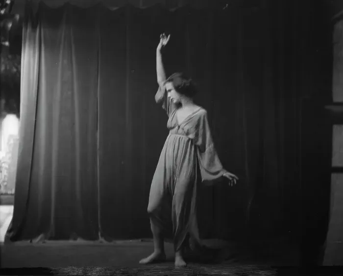 Framed Print : Isadora Duncan dancers, between 1915 and 1923. Creator: Arnold Genthe Framed Print : Isadora Duncan dancers, between 1915 and 1923. Creator: Arnold Genthe