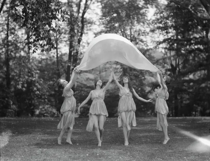 Framed Print : Isadora Duncan dancers, between 1915 and 1923. Creator: Arnold Genthe Framed Print : Isadora Duncan dancers, between 1915 and 1923. Creator: Arnold Genthe