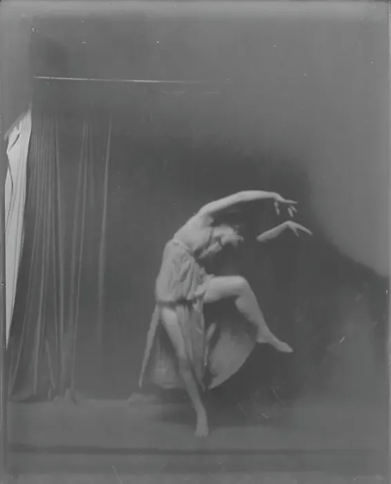 Framed Print : Isadora Duncan dancers, between 1915 and 1923. Creator: Arnold Genthe Framed Print : Isadora Duncan dancers, between 1915 and 1923. Creator: Arnold Genthe