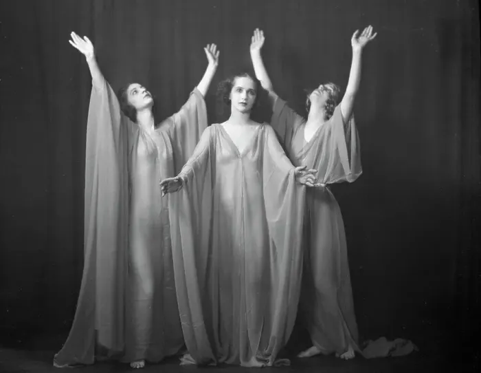 Framed Print : Isadora Duncan dancers, between 1915 and 1923. Creator: Arnold Genthe Framed Print : Isadora Duncan dancers, between 1915 and 1923. Creator: Arnold Genthe