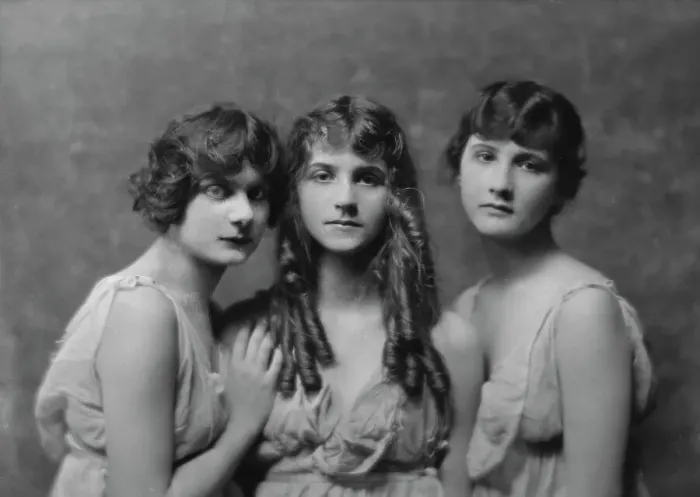 Framed Print : Isadora Duncan dancers, portrait photograph, between 1915 and 1923. Creator: Arnold Genthe Framed Print : Isadora Duncan dancers, portrait photograph, between 1915 and 1923. Creator: Arnold Genthe