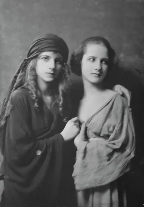 Framed Print : Isadora Duncan dancers, portrait photograph, between 1915 and 1923. Creator: Arnold Genthe Framed Print : Isadora Duncan dancers, portrait photograph, between 1915 and 1923. Creator: Arnold Genthe