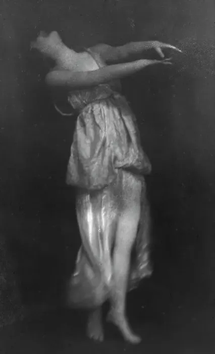 Framed Print : Isadora Duncan dancing, between 1915 and 1923. Creator: Arnold Genthe Framed Print : Isadora Duncan dancing, between 1915 and 1923. Creator: Arnold Genthe