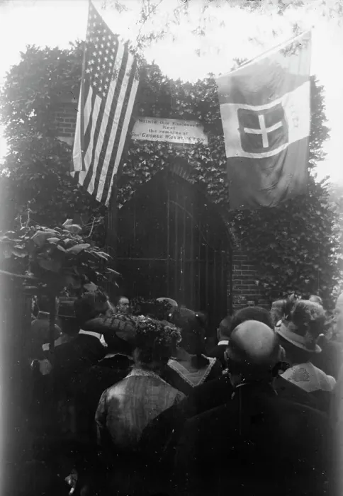 Framed Print : Italian Commission To U.S. - at Tomb of Washington, 1917. Creator: Harris & Ewing. Italian Commission To U.S. - at Tomb of Washington, 1917. Creator: Harris & Ewing Framed Print : Italian Commission To U.S. - at Tomb of Washington, 1917. Creator: Harris & Ewing. Italian Commission To U.S. - at Tomb of Washington, 1917. Creator: Harris & Ewing