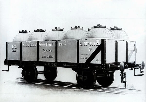 Italian rail car for loading and transportation of acids