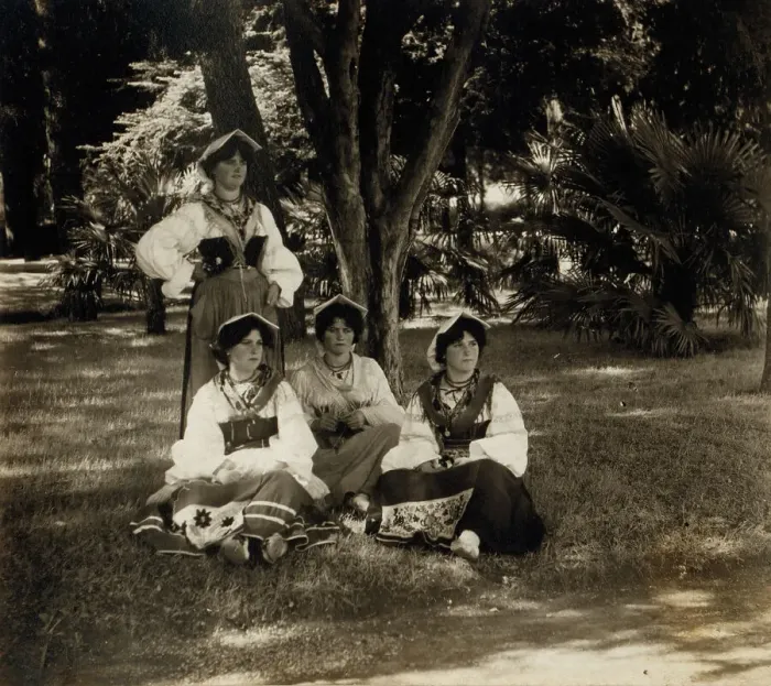 Framed Print : Italian women, between 1905 and 1915. Creator: Sergey Mikhaylovich Prokudin-Gorsky Framed Print : Italian women, between 1905 and 1915. Creator: Sergey Mikhaylovich Prokudin-Gorsky