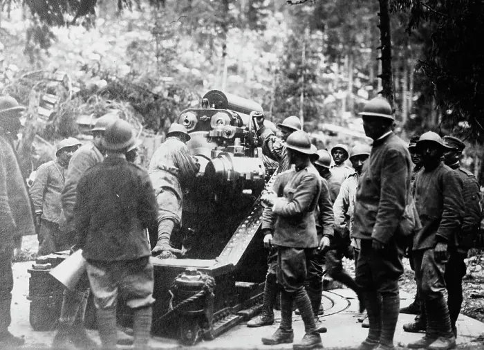 Framed Print : Italy -- Artillery, between c1915 and c1920. Creator: Bain News Service Framed Print : Italy -- Artillery, between c1915 and c1920. Creator: Bain News Service