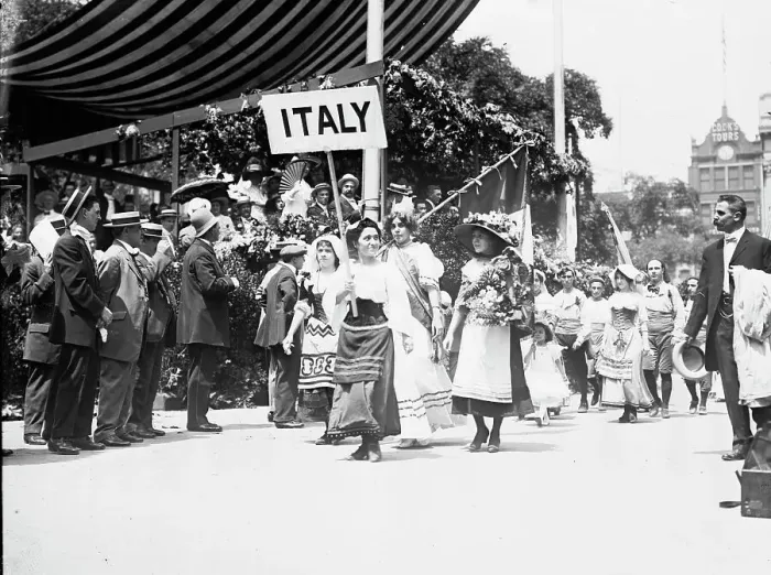 Framed Print : Italy in N.Y. 4th July parade, between c1910 and c1915. Creator: Bain News Service Framed Print : Italy in N.Y. 4th July parade, between c1910 and c1915. Creator: Bain News Service