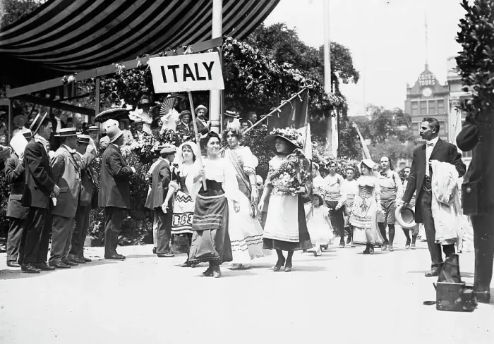Framed Print : Italy in N.Y. 4th July parade, between c1910 and c1915. Creator: Bain News Service Framed Print : Italy in N.Y. 4th July parade, between c1910 and c1915. Creator: Bain News Service