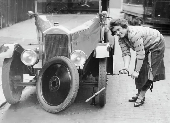 Framed Print : Ivy Cummings changing a tyre on a 1925 Singer 10 / 26, London, c1925 Framed Print : Ivy Cummings changing a tyre on a 1925 Singer 10 / 26, London, c1925