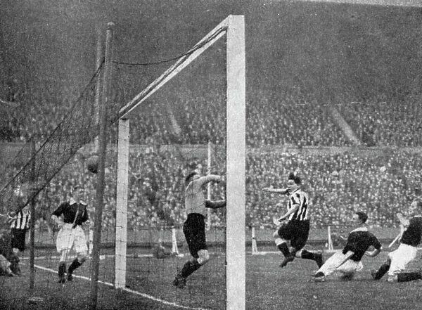 Jack Allen heads Newcastles first goal, FA Cup Final, Wembley, London, 1932.Artist: Graphic Photo Union