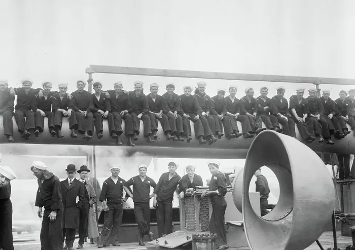 Framed Print : Jackies on 14 gun -- NEW YORK, between c1910 and c1915. Creator: Bain News Service Framed Print : Jackies on 14 gun -- NEW YORK, between c1910 and c1915. Creator: Bain News Service