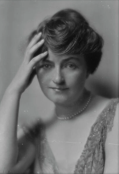 Jackson, Suzanne, Miss, portrait photograph, 1914 July 9. Creator: Arnold Genthe