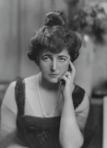 Jacobson, Clarence, Mrs. portrait photograph, 1916. Creator: Arnold Genthe
