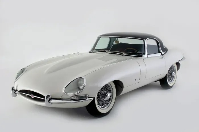 Framed Print : Jaguar E type 1961. Artist: Simon Clay Framed Print : Jaguar E type 1961. Artist: Simon Clay