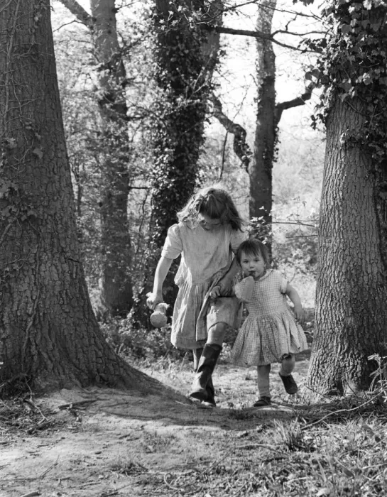Framed Print : Janie and Daphne, gipsy girls, Charlwood, Surrey, 1964 Framed Print : Janie and Daphne, gipsy girls, Charlwood, Surrey, 1964
