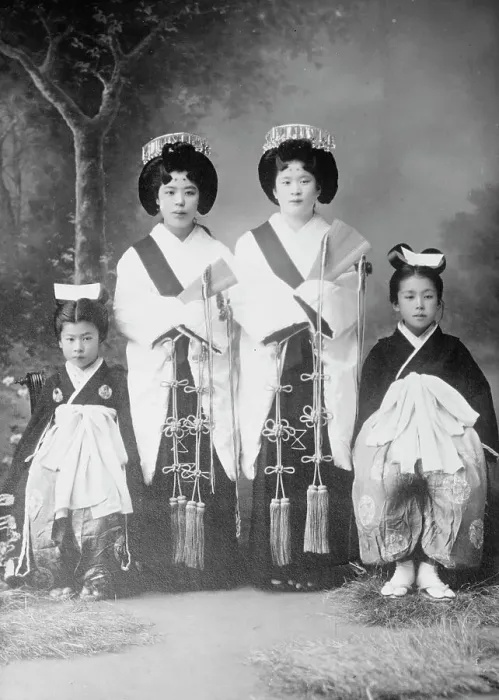 Framed Print : Japanese girls, between c1915 and c1920. Creator: Bain News Service Framed Print : Japanese girls, between c1915 and c1920. Creator: Bain News Service