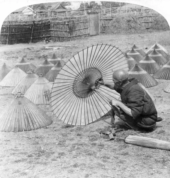 Framed Print : A Japanese umbrella maker, Kobe, Japan, 1896. Artist: Underwood & Underwood Framed Print : A Japanese umbrella maker, Kobe, Japan, 1896. Artist: Underwood & Underwood