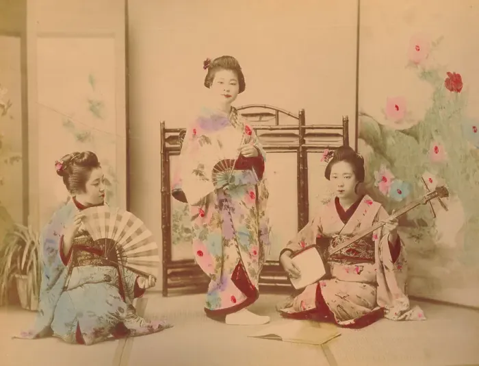 Framed Print : Japanese women, c. 1890. Creator: Kimbei, Kusakabe (1841-1932) Framed Print : Japanese women, c. 1890. Creator: Kimbei, Kusakabe (1841-1932)