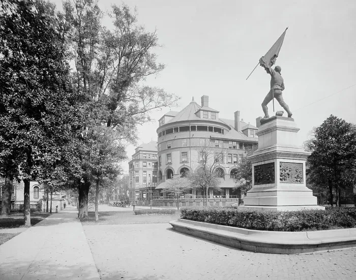Framed Print : Jasper Monument and the De Soto Hotel, Savannah, Ga. c.between 1910 and 1920. Creator: Unknown Framed Print : Jasper Monument and the De Soto Hotel, Savannah, Ga. c.between 1910 and 1920. Creator: Unknown