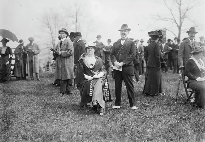 Framed Print : J.E. Aldred & wife, 1914. Creator: Bain News Service Framed Print : J.E. Aldred & wife, 1914. Creator: Bain News Service