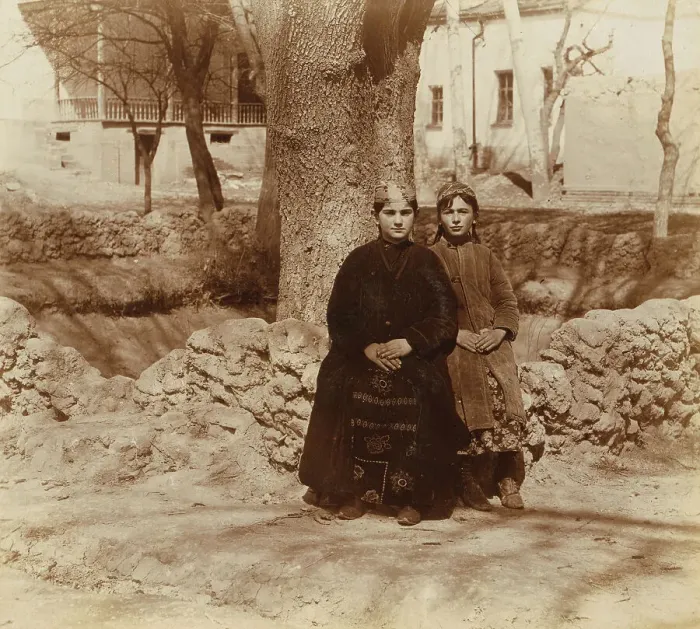Framed Print : Jewish girls, Samarkand, between 1905 and 1915. Creator: Sergey Mikhaylovich Prokudin-Gorsky Framed Print : Jewish girls, Samarkand, between 1905 and 1915. Creator: Sergey Mikhaylovich Prokudin-Gorsky
