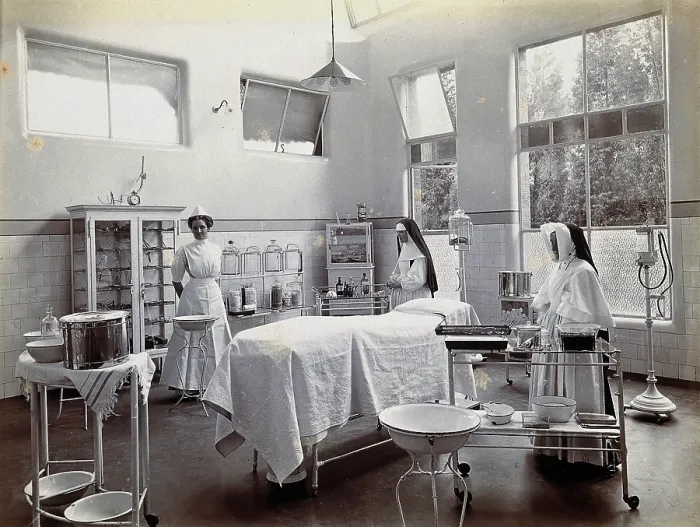 Framed Print : Johannesburg Hospital, South Africa: operating theatre with nun and nurse, c1905. Creator: Unknown Framed Print : Johannesburg Hospital, South Africa: operating theatre with nun and nurse, c1905. Creator: Unknown