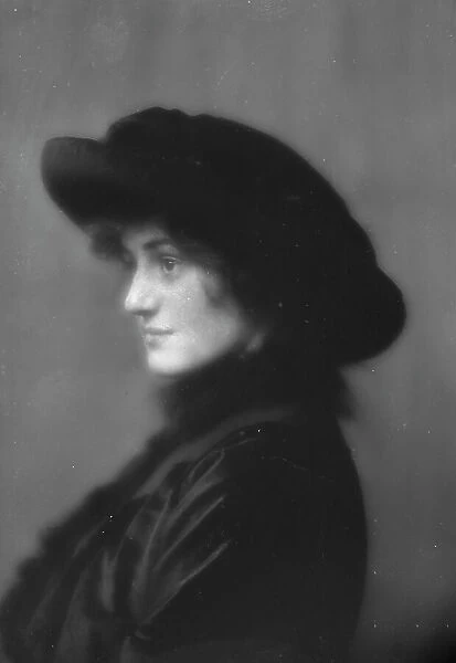Johns, Miss, portrait photograph, 1913. Creator: Arnold Genthe