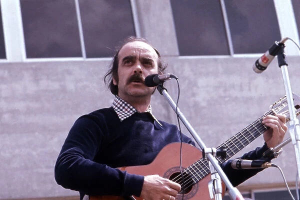 Jose Antonio Labordeta (1935-2010), Spanish songwriter, photo 1980