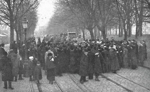 Journees inoubliables a Strasbourg; Le 21 novembre, a 8 heurs du matin, les premiers... 1918. Creator: Unknown