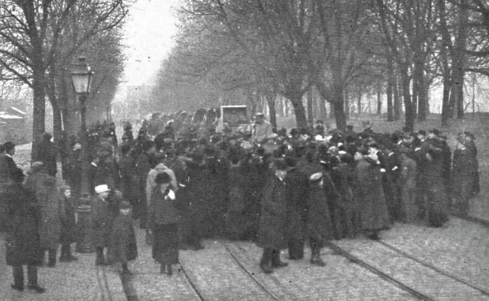 Framed Print : Journees inoubliables a Strasbourg; Le 21 novembre, a 8 heurs du matin, les premiers... 1918. Creator: Unknown Framed Print : Journees inoubliables a Strasbourg; Le 21 novembre, a 8 heurs du matin, les premiers... 1918. Creator: Unknown
