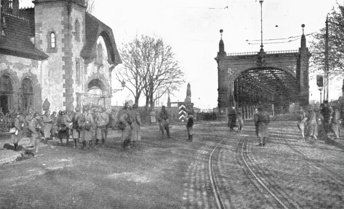 Framed Print : Journees inoubliables a Strasbourg; Le poste de garde francais charge de la surveillance... 1918. Creator: Unknown Framed Print : Journees inoubliables a Strasbourg; Le poste de garde francais charge de la surveillance... 1918. Creator: Unknown