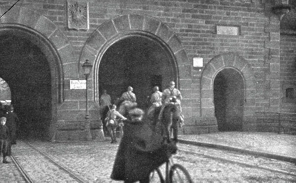Journees inoubliables a Strasbourg; Un peloton de cavalerie entre a son tour par la... 1918. Creator: Unknown