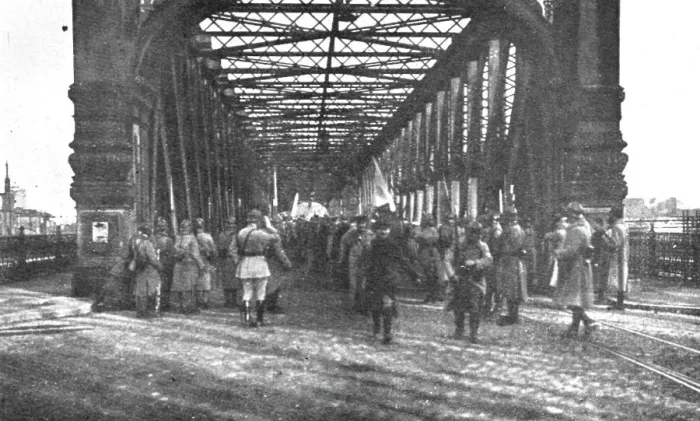 Framed Print : Journees inoubliables a Strasbourg; Premiers prisonniers francais rentrant d'Allemagne... 1918. Creator: Unknown Framed Print : Journees inoubliables a Strasbourg; Premiers prisonniers francais rentrant d'Allemagne... 1918. Creator: Unknown