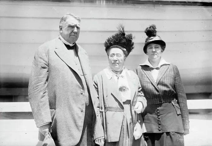 Framed Print : J.R. Day, wife and daughter, Imogene, between c1910 and c1915. Creator: Bain News Service Framed Print : J.R. Day, wife and daughter, Imogene, between c1910 and c1915. Creator: Bain News Service