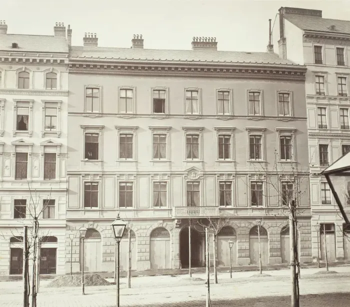 Framed Print : Karnthner-Ring No. 4, Wohnhaus des J. Ritter von Konigswarter, 1860s. Creator: Unknown Framed Print : Karnthner-Ring No. 4, Wohnhaus des J. Ritter von Konigswarter, 1860s. Creator: Unknown