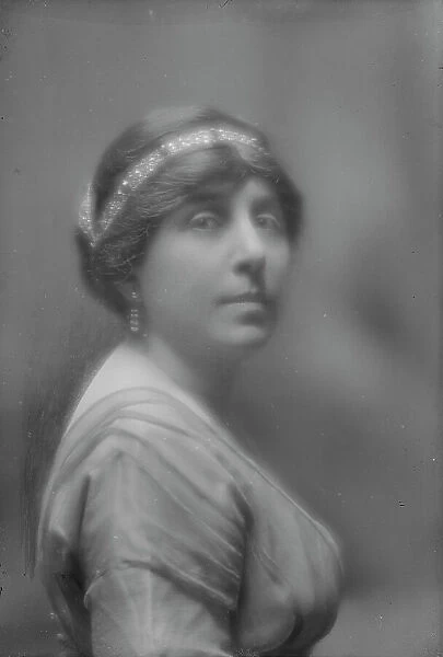 Kaufman, Herbert, Mrs. portrait photograph, ca. 1912. Creator: Arnold Genthe