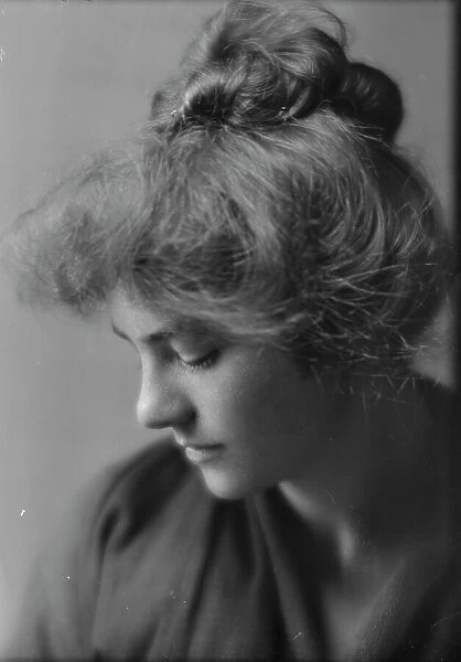 Keese, Emily, Miss, portrait photograph, 1914 Sept. 21. Creator: Arnold Genthe