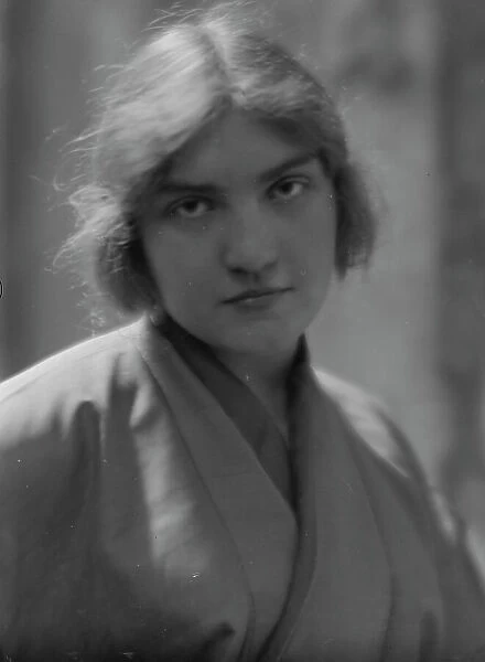 Kelly, Madeleine, Miss, portrait photograph, 1914 May 15. Creator: Arnold Genthe