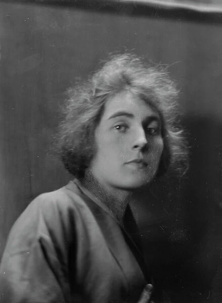 Kelly, Olive, Miss, portrait photograph, 1917. Creator: Arnold Genthe