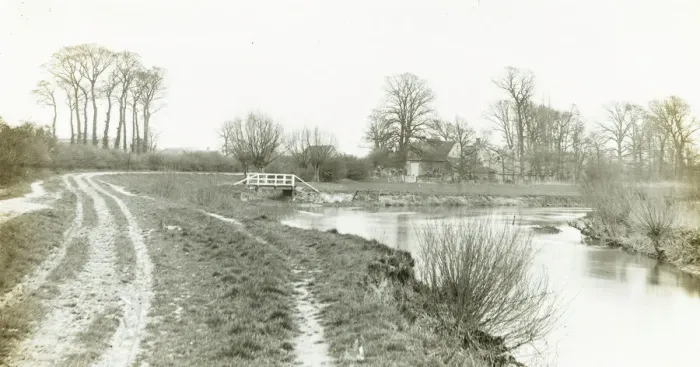Framed Print : Kelmscott Manor: From the Thames, 1896. Creator: Frederick Henry Evans Framed Print : Kelmscott Manor: From the Thames, 1896. Creator: Frederick Henry Evans