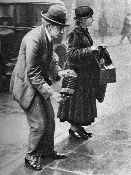 Kerb-side concertina-player, Holborn, London, 1926-1927